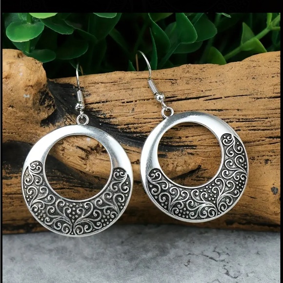 Boho Vintage Silver Earrings and Necklace Set - Picture 6 of 8